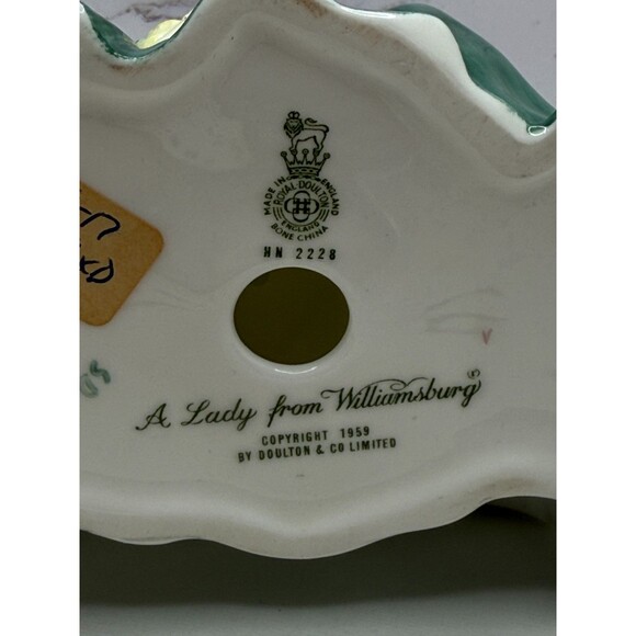 Royal Doulton Figurine 2228 A Lady from Williamsburg sitting on bench Colonial - Picture 5 of 13